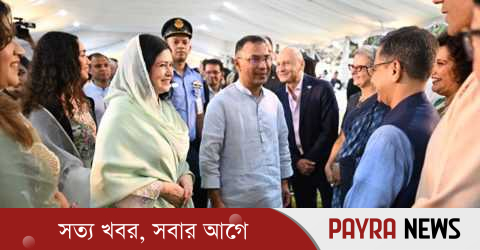 যমুনায় সর্বসাধারণের সঙ্গে ঈদের শুভেচ্ছা বিনিময় করছেন প্রধানমন্ত্রী